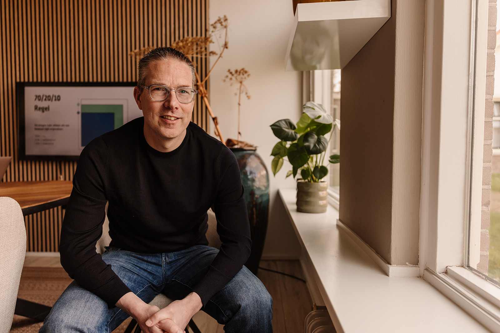 Mike van Vliet in gesprek op kantoor